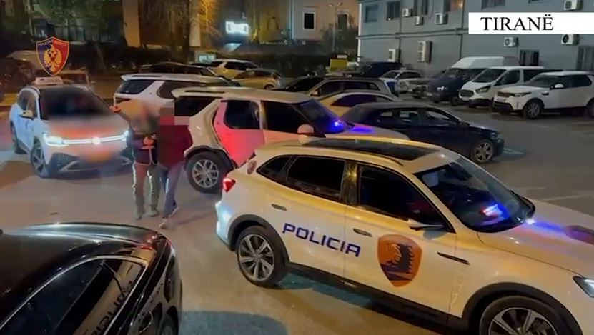 U kapën ‘mat’ duke transportuar emigrantë ilegalë, 2 në pranga, e pëson dhe klandestini 1 tirane