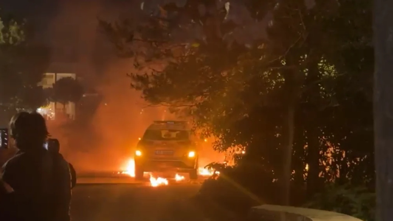 VIDEO/ Vijojnë tensionet! Protestuesit e PD i vënë flakën makinës së Policisë, kundërpërgjigje me gaz lotsjellës 9 utrutuf sd
