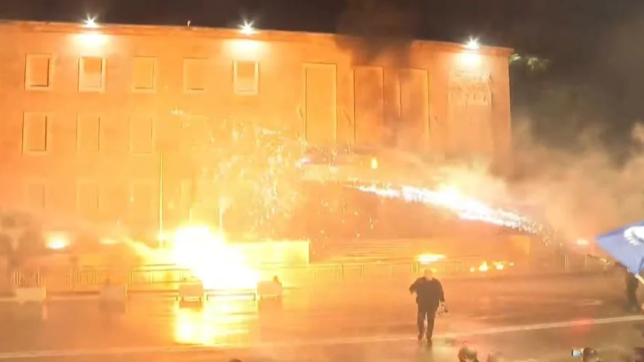 Kryeministria në flakë! Shpërthejnë fishekzjarrët, protestuesit largohen me vrap pas ndërhyrjes së policisë (VIDEO) 13 vgtyhjvg sd