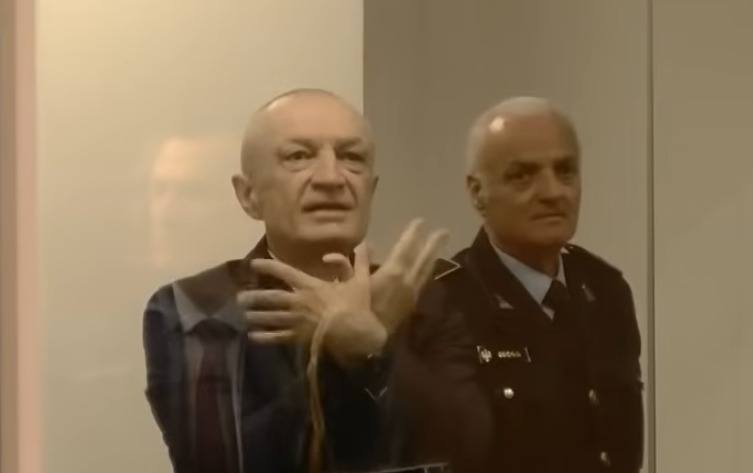 U paraqit në publik për herë të parë pas arrestimit, Ilir Meta reagon pas shtyrjes së seancës: Jam krenar për patriotizmin tim