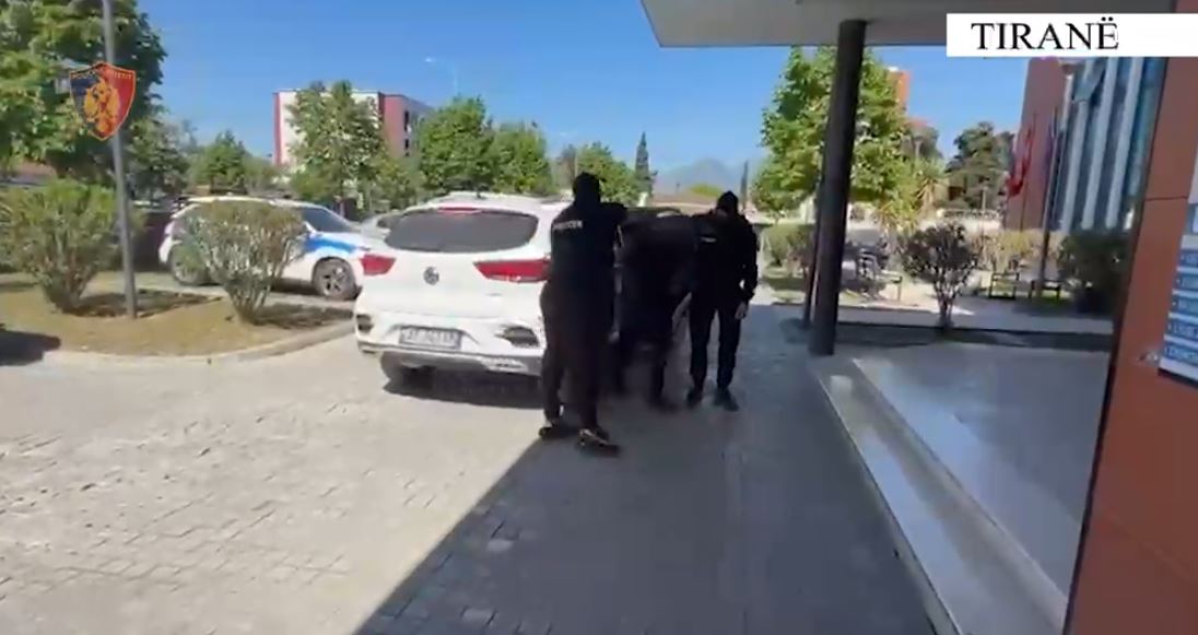 Tiranë/ Theu arrestin në shtëpi dhe vodhi në dy banesa, arrestohet 22-vjeçari