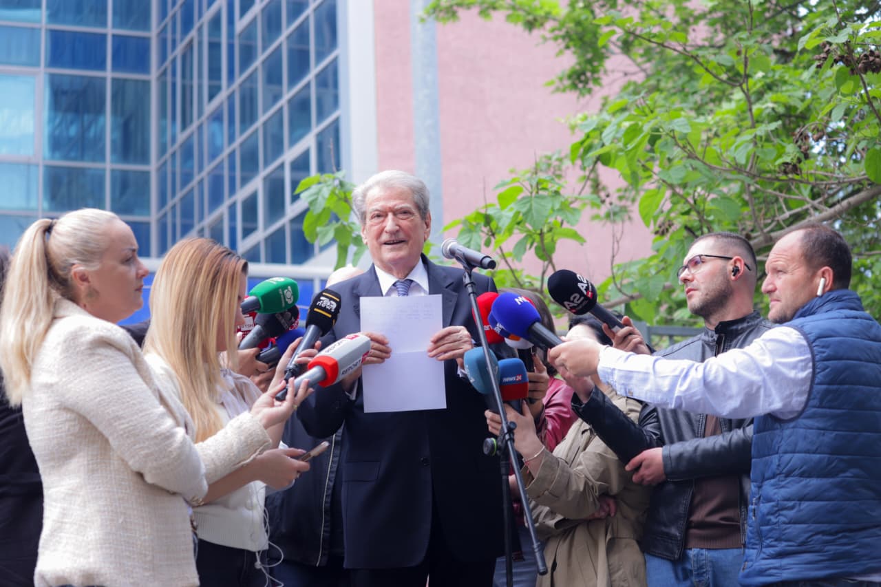“Policia përdori gaz me okside metalesh të rrezikshme ndaj protestuesve”, Berisha paralajmëron protesta më të fuqishme: Dosja Rama-Balluku s’mbyllet kurrë