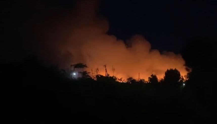 Prej mbrëmjes së djeshme në flakë, vijon të digjet landfilli në Bushat, zjarri përhapet në sipërfaqe të madhe