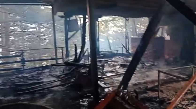 U përfshi nga flakët, shkrumbohet restoranti në Parkun e Qafë-Shtamës