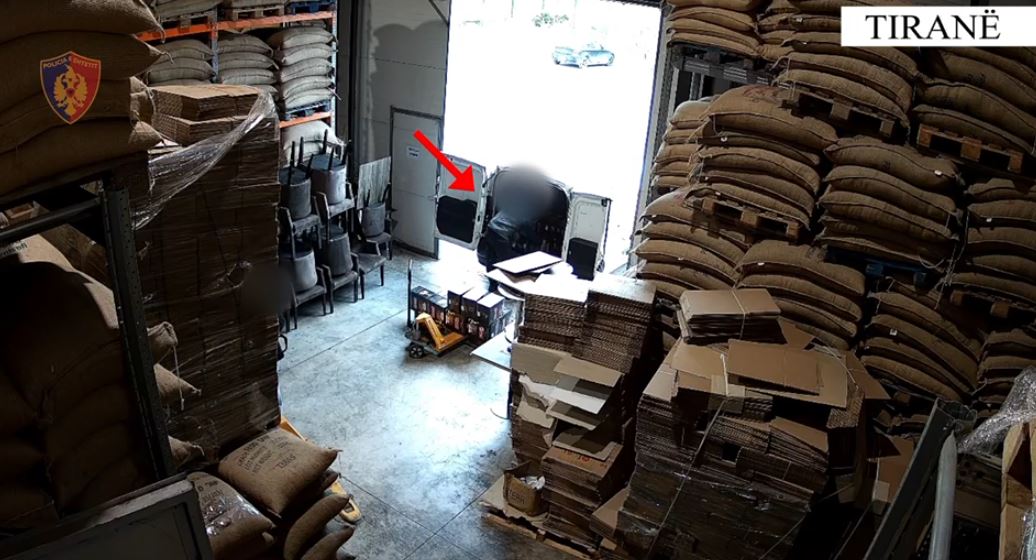 EMRAT/ Vodhën 40 mijë kg kafe në subjektin ku punonin dhe e shitën, vihen në pranga 2 magazinierë, në hetim shpërndarësi