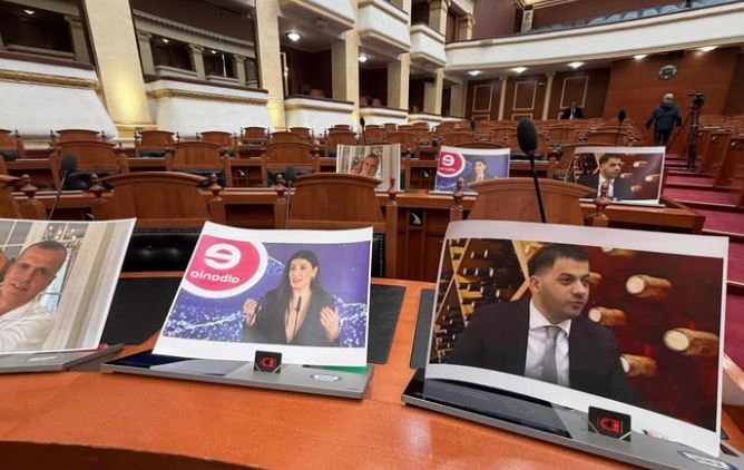 FOTOLAJM/ Dhjetëra pasuri të sekuestruara nga SPAK, opozita nis ndryshe seancën, sjell Karçanajn, Agasin dhe Beqirin në sallën e Kuvendit
