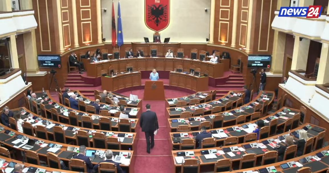 “15 vite karrierë, mësuesve u kërkohet të ribëjnë provimin e licencës”, Zhupa interpelancë me Kumbaron: Po hiqni sigurinë e vendit të punës për 2 mijë arsimtarë