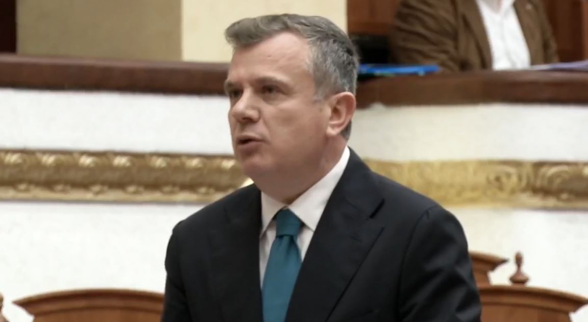 “I paharruar qoftë kujtimi i tij”/ Ndarja nga jeta e akademikut Rexhep Qosja, Balla kërkon 1 minutë heshtje në Kuvend