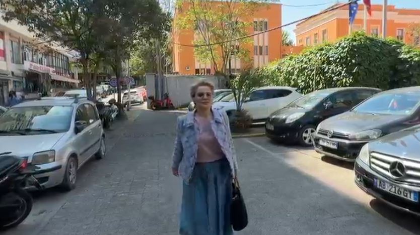 “Qenke bërë intelektual me syze!”/ Monika Kryemadhi mbërrin në GJKKO, batua me gazetarët
