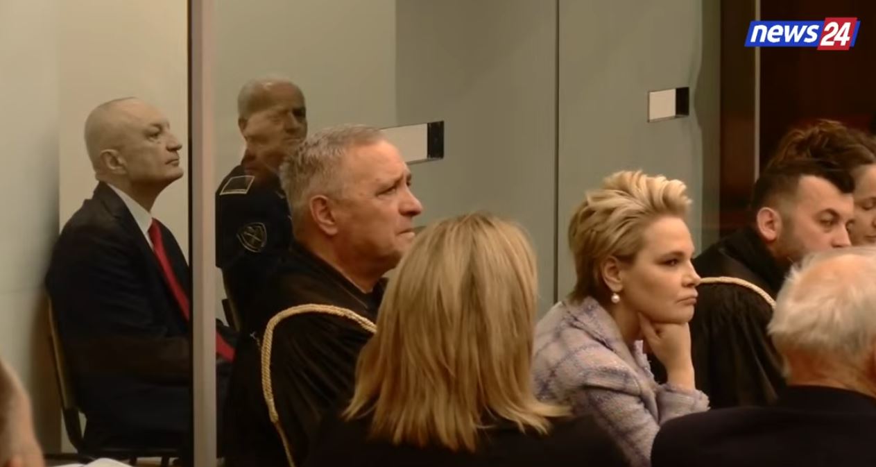 VIDEOLAJM/ Meta i mbyllur brenda kafazit të xhamit, Kryemadhi i kthen kurrizin, ish-bashkëshortët “përballen” në seancën e GJKKO