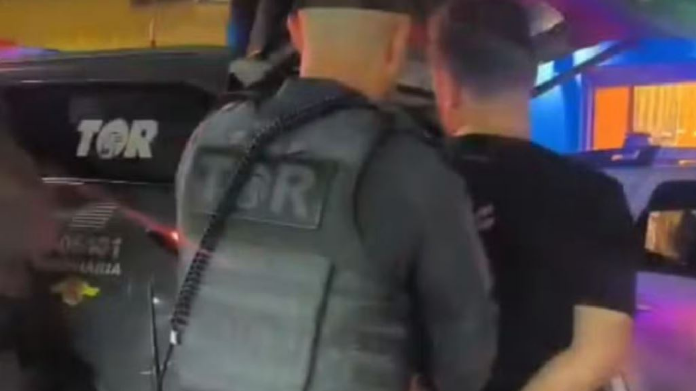 Me pranga në duar, dalin pamjet e arrestimit të Ervin Matës në Brazil (VIDEO)