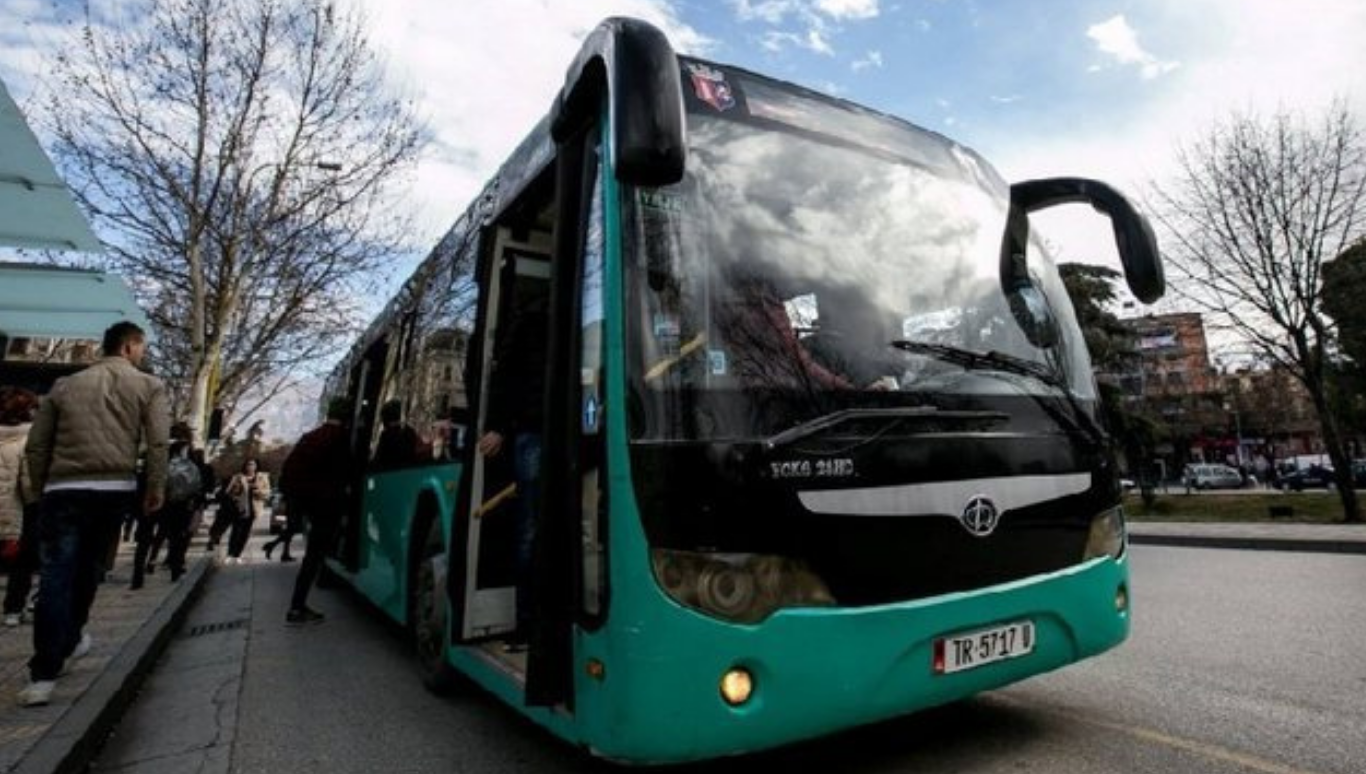 Ngacmoi dy vajza në autobus, arrestohet maniaku 44-vjeçar