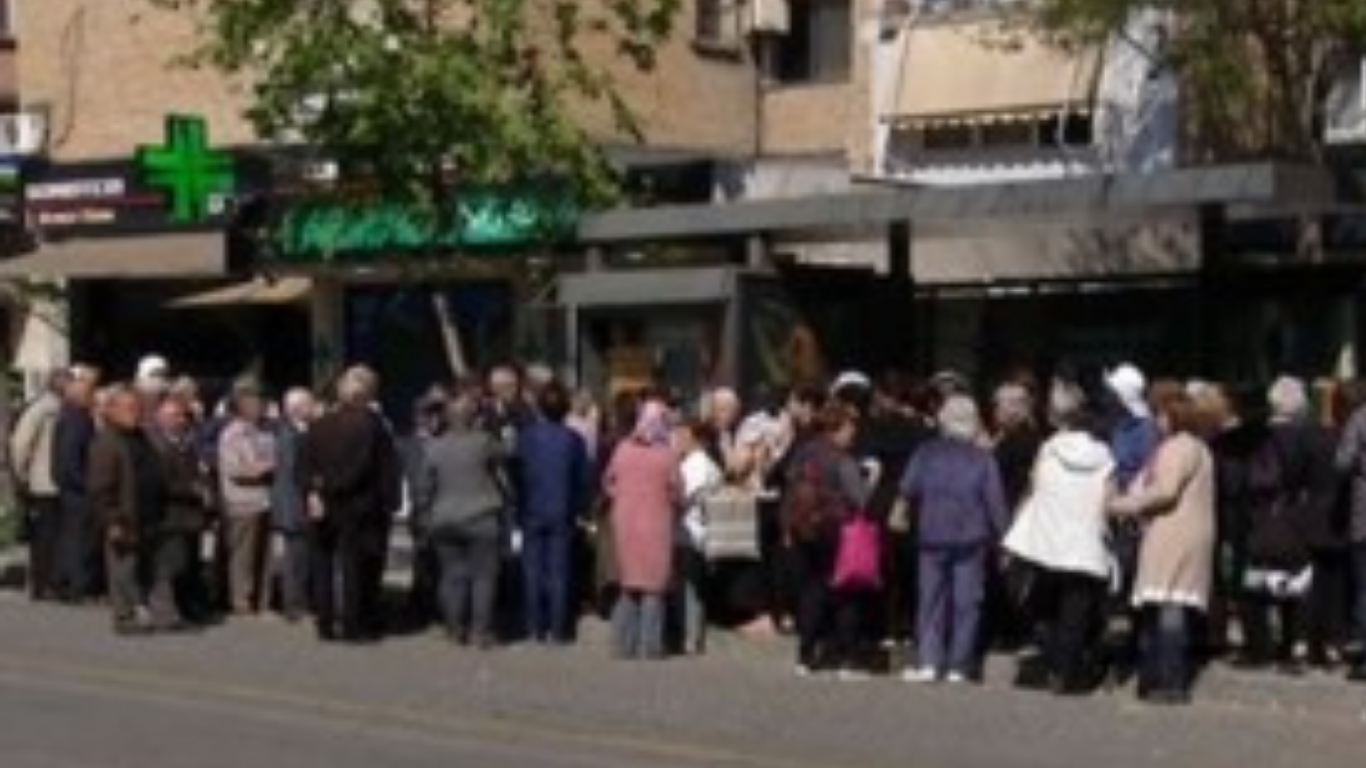 Radhë për ‘abonenë e pensionistit’/ Të moshuarit kërkojnë më shumë sportele, dhe lehtësira