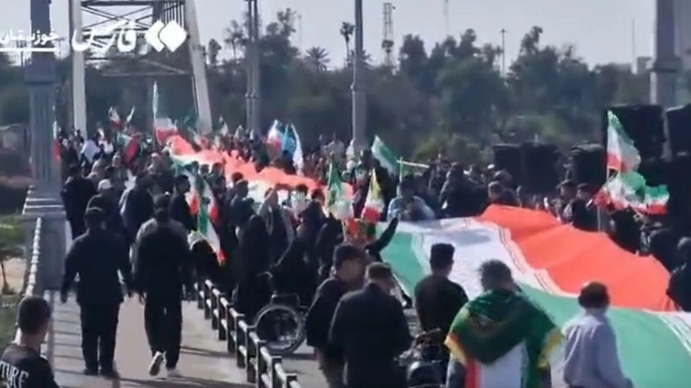 VIDEO / Zinxhir njerëzor u formua në urën në Ahvaz, Iran, për t’u mbrojtur nga sulmet