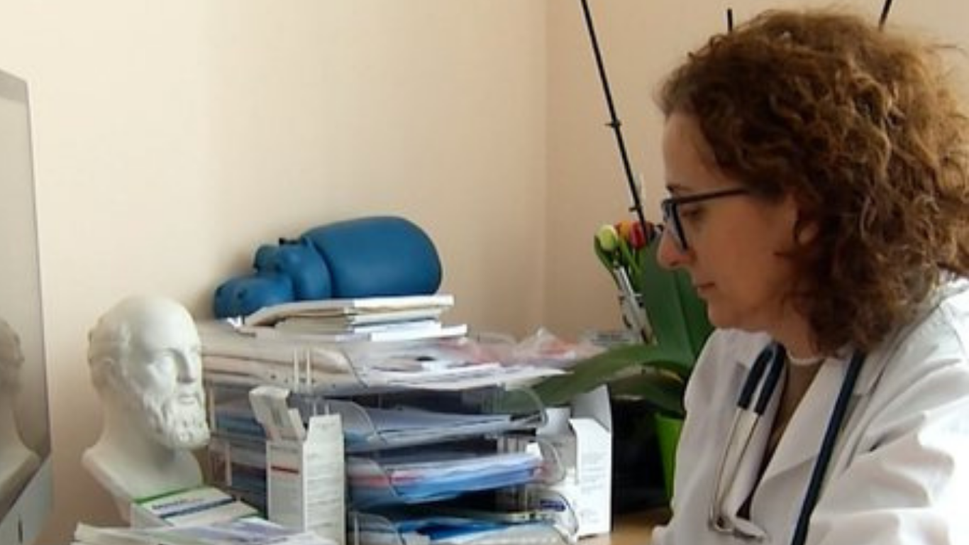 Temperaturat e larta “godasin” fëmijët! Mjekja Bushati: Dhimbja e kokës tek fëmijët mund të paralajmërojë…