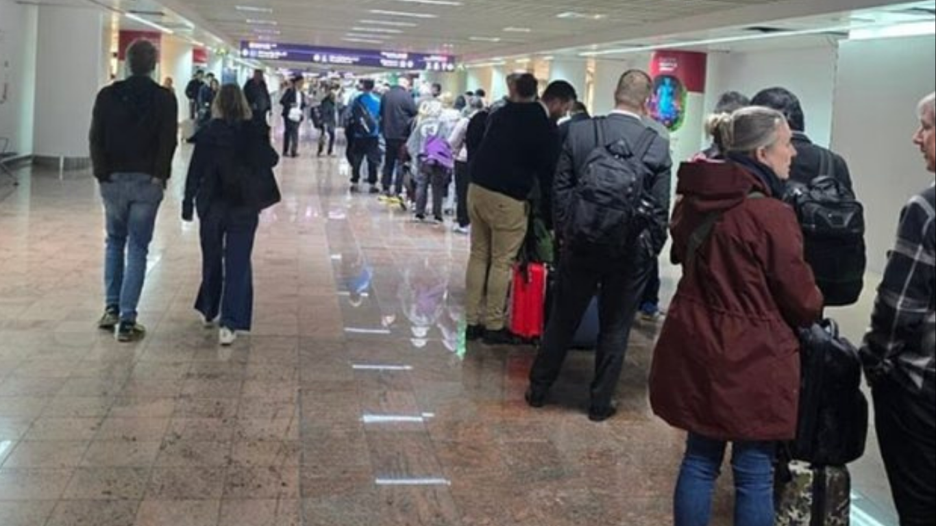 Kaos në aeroportet evropiane nga sistemi i ri kufitar, radhë të gjata dhe vonesa për mijëra udhëtarë(VIDEO)