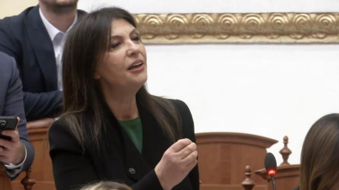 Jozefina Topalli bëhet nostalgjike: Rikthen kapeni për zhelesh Ballën dhe qiteni jashtë! Ironizon Peleshi