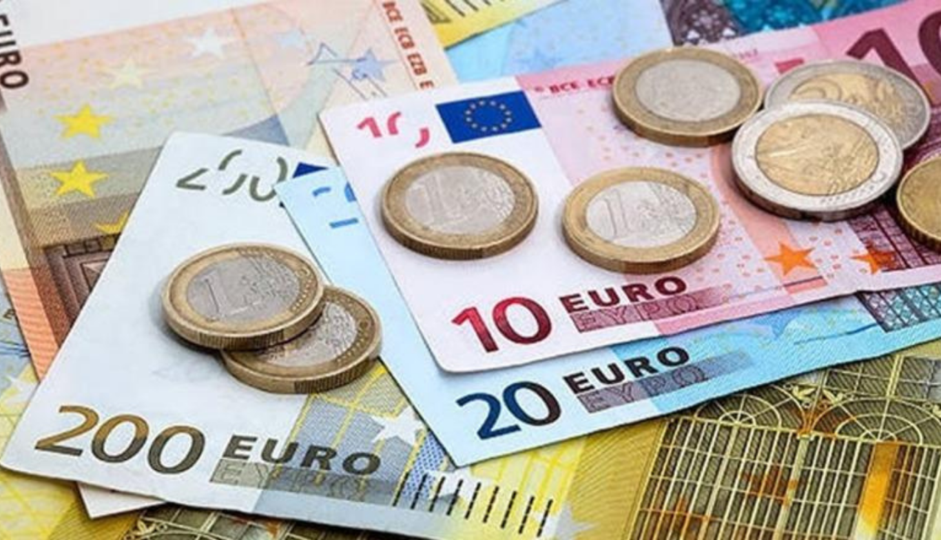Euro prek minimumin e ri historik! Po këmbehet me 95.5 lekë. Afrimi i sezonit turistik pritet të shtojë ‘presionin’