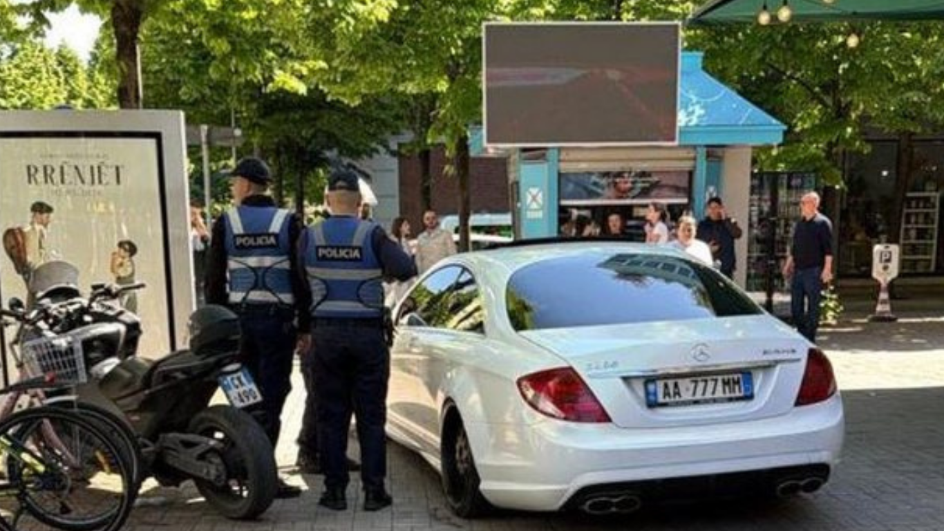 Aksident në Tiranë, makina luksoze del nga rruga, plagos kalimtaren në trotuar