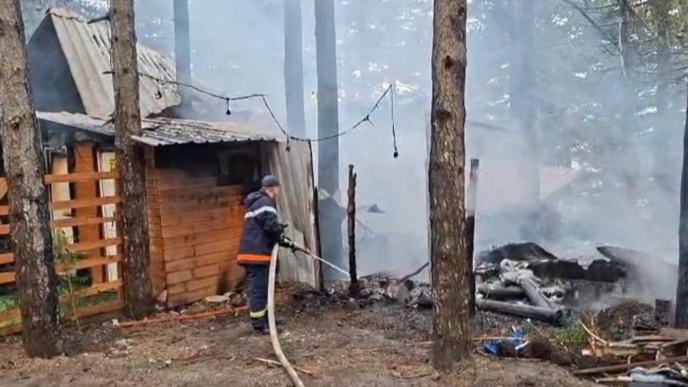 Zjarr në Qafshtamë të Krujës, shkrumbohet lokali pranë burimit ‘Nëna Mbretëreshë’