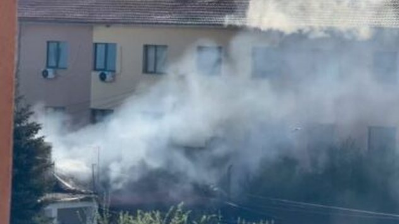 Flakët përfshijnë banesën në Korçë, familja arrin të largohet në kohë