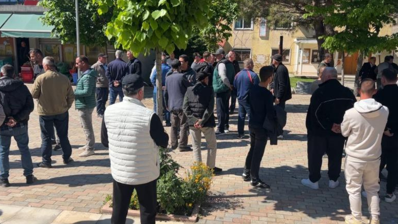 Reduktohen zyrat e Gjendjes Civile në Shqipëri / Mbeten 141, protestë në Cakran: “S’bëjmë dot 27 km për një dokument