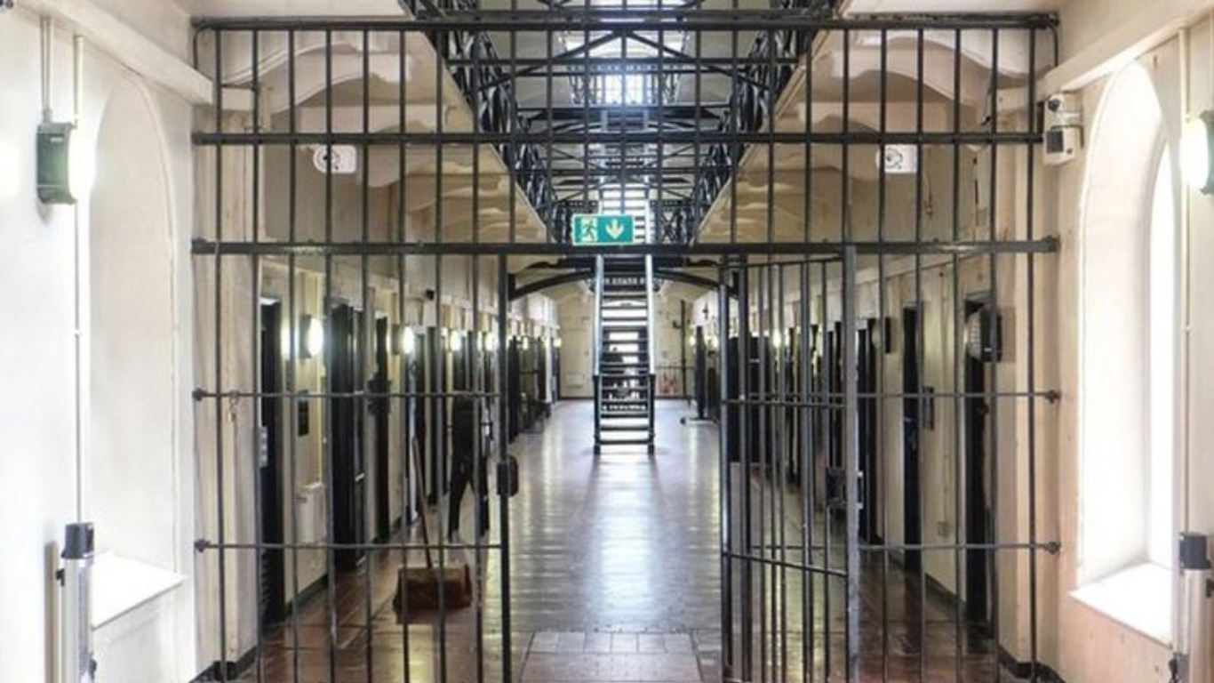 Kaos në burgun grek, të dënuarit i vendosin flakën qelisë, plagosen 7 persona