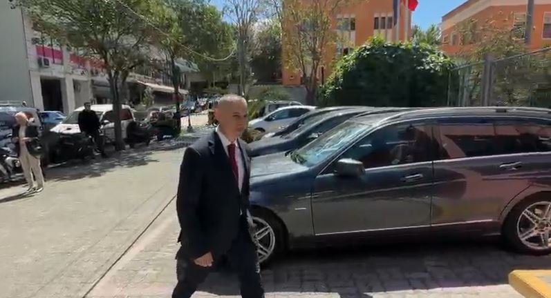 Atentati ku humbi jetën shoferi i tij, deputeti i PD-së Arjan Ndoja shkon në GJKKO