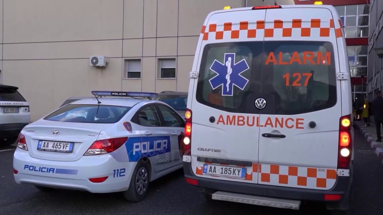Aksident i rëndë në Tiranë/ 2 automjete përplasen tek Ura e Çerkezës, humb jetën një nga drejtuesit