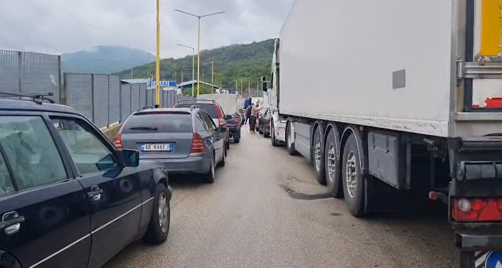 Probleme me sistemin në palën greke, krijohen radhë të gjata në Kakavijë
