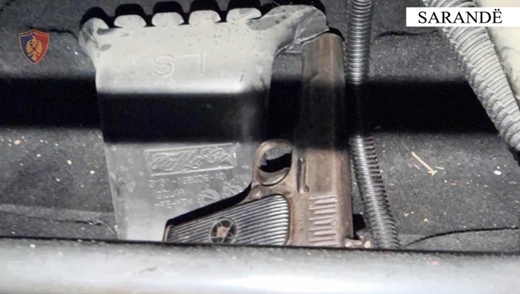 Lëvizte i armatosur me pistoletë në automjet, pranga të riut në Sarandë. Armën e kishte fshehur…