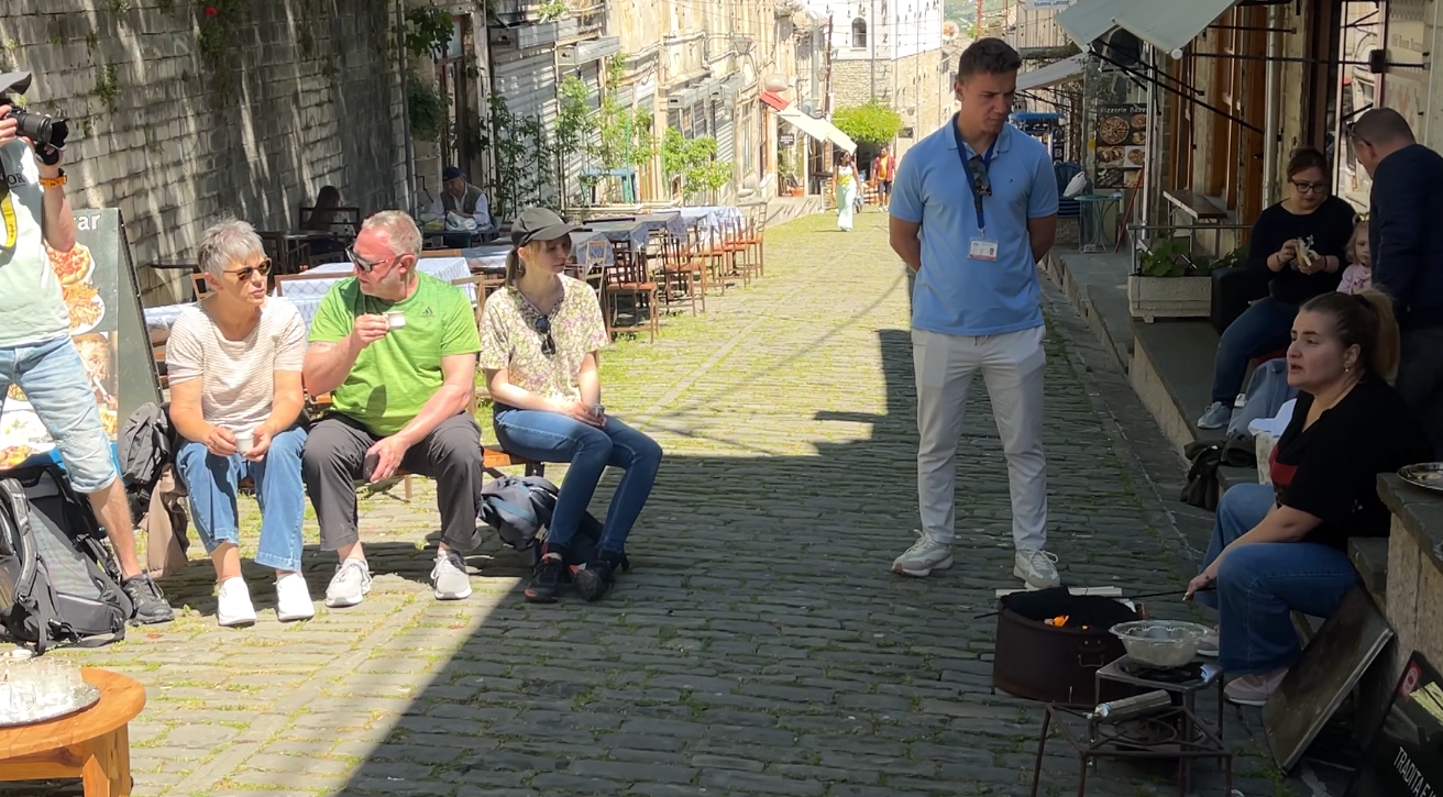Kafja në gur, përvoja që po tërheq turistët e huaj në Gjirokastër