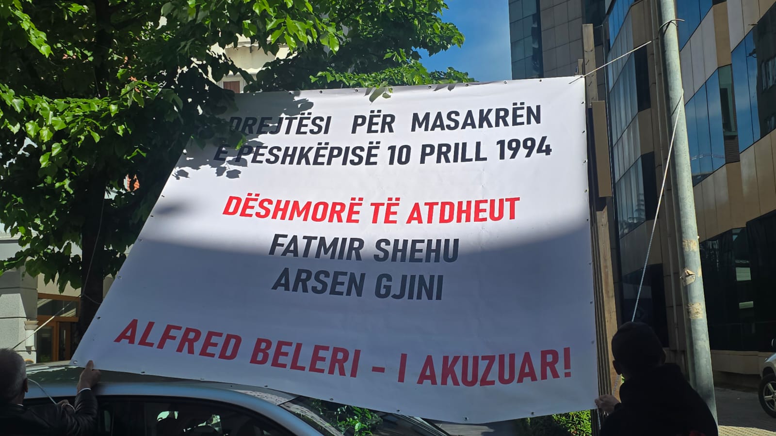 FOTO/ Protesta para Kushtetueses! “Beleri i akuzuar”, qytetarët kërkojnë hapjen e dosjes: Drejtësi për masakrën e Peshkëpisë