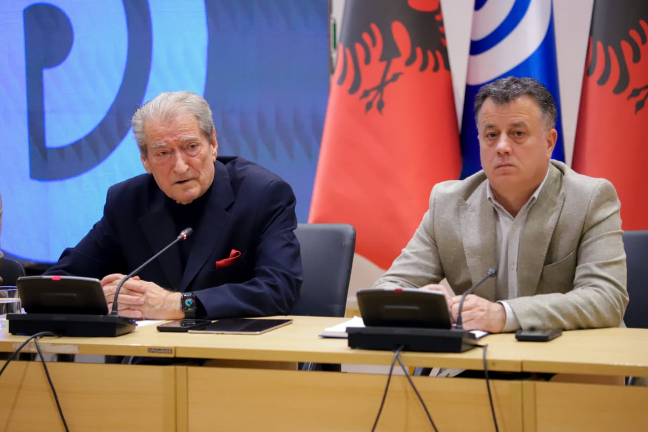 “Nuk pranojmë kurrë që dosjes së Lubi Ballukut, apo dosjes së AKSHI-t me të gjorën Karçanaj t’i vihet kapak”/ Berisha: Pradronia e vërtetë, Linda e Surrelit shëtit nëpër botë! Është koha që…
