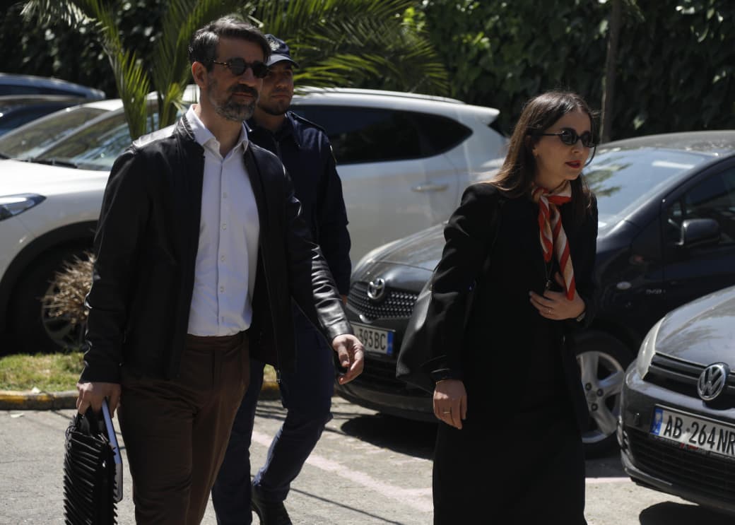 FOTO/ Në ‘arrest shtëpie’ për dosjen “Veliaj”, biznesmeni Elman Abule paraqitet në GJKKO, e shoqëron bashkëshortja