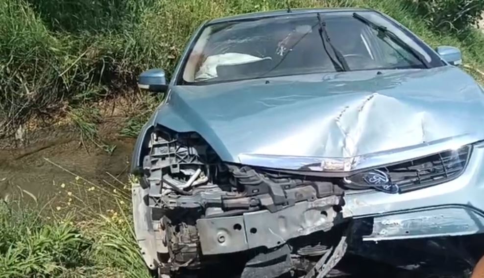 E frikshme në Lushnjë-Berat/ “Fordi” përplas shtyllën e tensionit të lartë dhe përfundon në kanal vaditës, dy të plagosur (VIDEO)