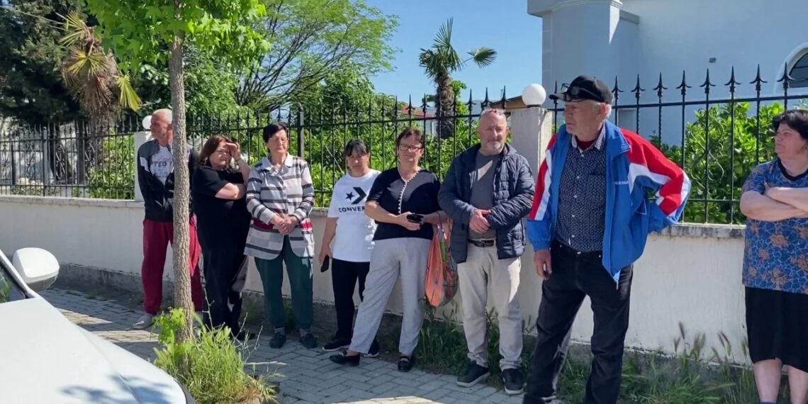 Protestë për mungesën e dritave në Elbasan/ 300 banorë pa energji dhe ujë, bizneset në rrezik