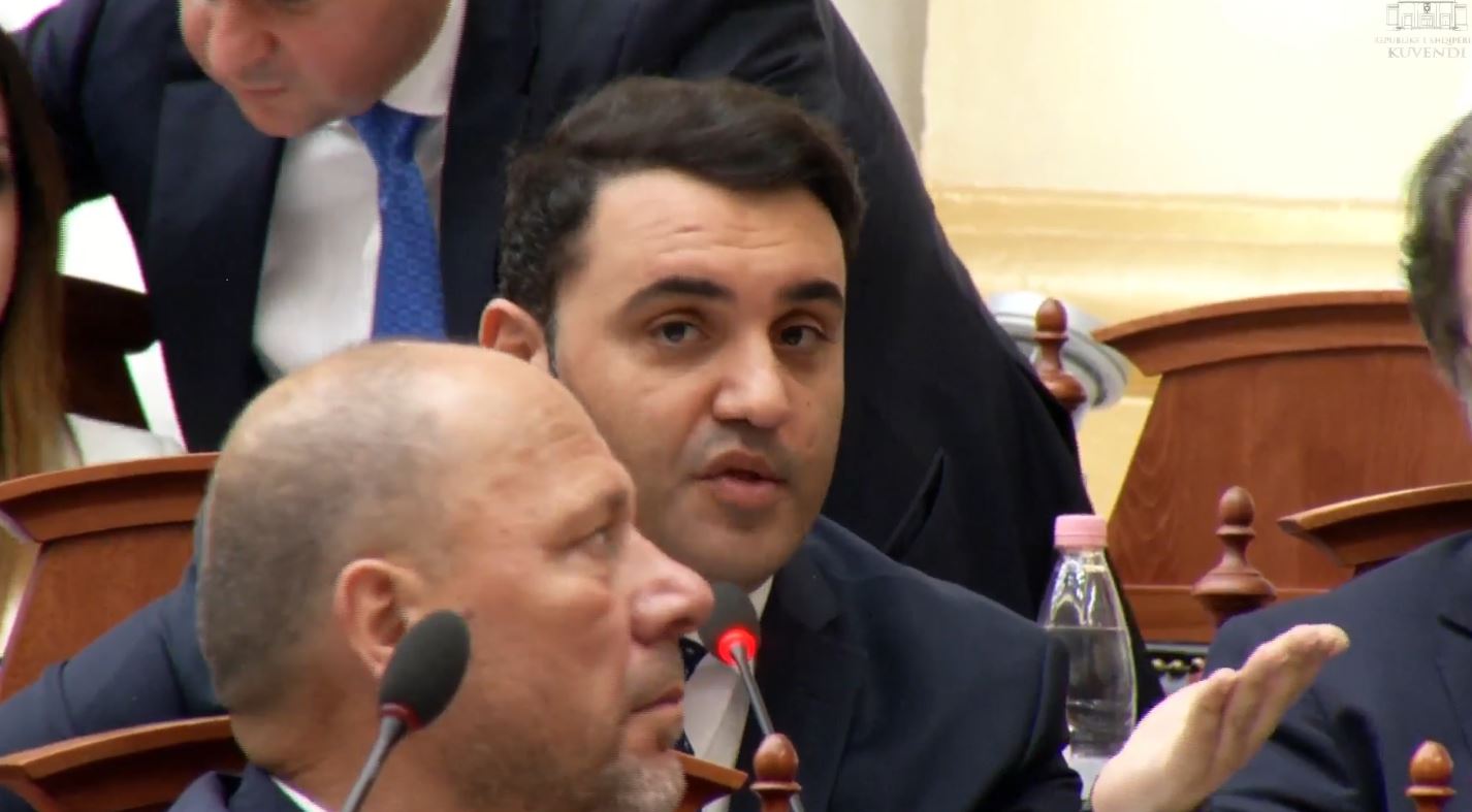 “Rama bëri avokatinë e Mirlinda Karçanaj, ajo doli me 4 vila dhe shofer privat”/ Këlliçi: Në Greqi 12 deputetëve iu hoq imuniteti, Shqipërinë e keni kthyer në vendin e pastrimit të parave