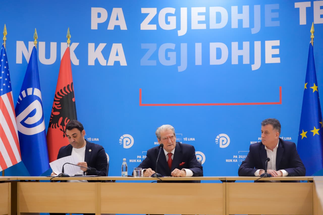 “Lubia vodhi 2-fish më shumë se gjithë byroja e Enver Hoxhës të marrë së bashku”, Berisha: Rama dhe Balluku firmosën për të grabitur 130 mln euro më Aeroportin e Vlorës