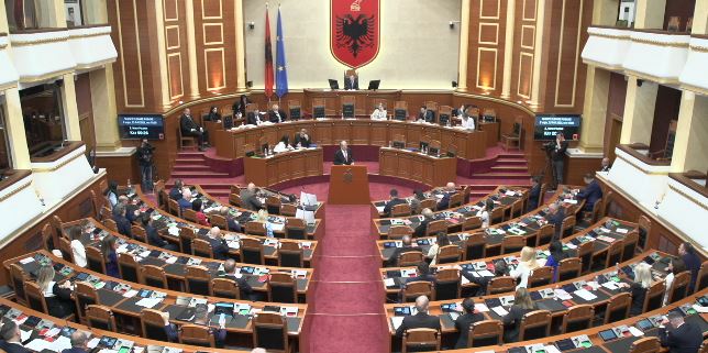 “Ta di targën!”/ Berisha “shpërthen” në Kuvend: Pse e fshihni Ramën, ai ka urdhëruar vrasje?! Çfarë zbuloi dëshmitari në sallën e gjyqit