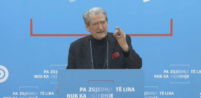 Berisha akuza policisë: Hodhën molotovë nga tarracat mbi protestuesit dhe helme. Protesta tjetër do të jetë…