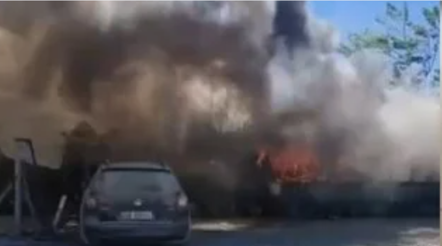 Përfshihet nga zjarri lokali në plazhin e Qerretit, nuk raportohen të lënduar