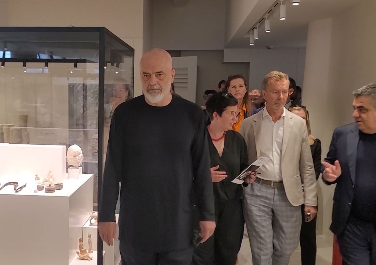 “Lere mo burrë të flasë, se më shkatërrove”, Rama ‘kritika’ ministrit Gonxhja. Çfarë ndodhi gjatë takimit me ambasadorin e BE