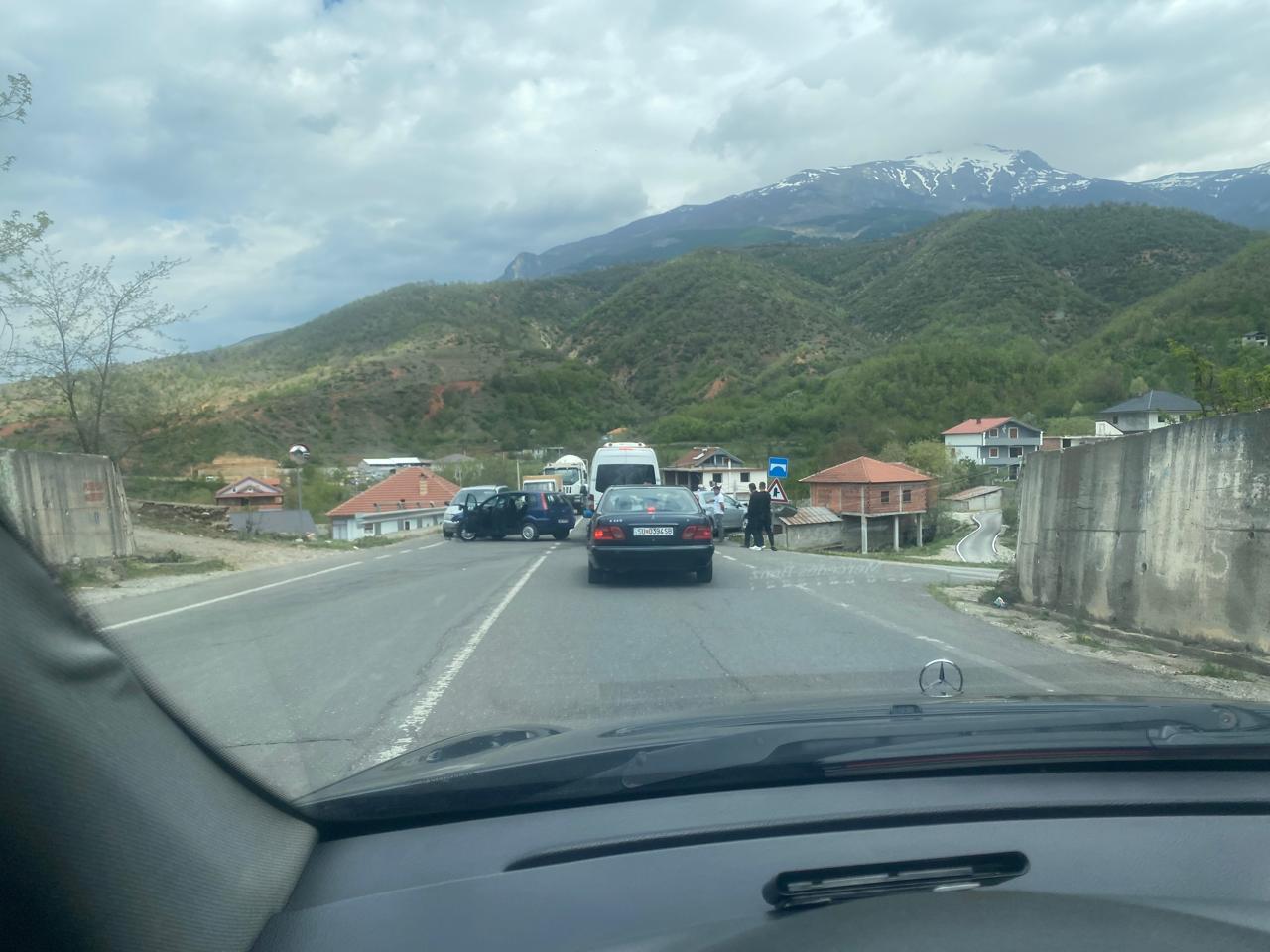 Aksident i trefishtë në Maqellarë-Peshkopi, lëndohen tre shoferët