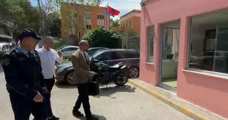 Dosja Balluku! I pandehur për shkelje të barazisë në tendera, Gentian Gjyli paraqitet në SPAK