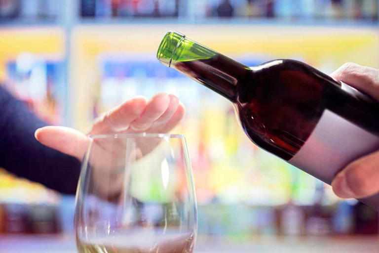 Alkooli dhe kanceri i zorrës së trashë: Rreziku rritet me 25% me vetëm dy gota verë në ditë