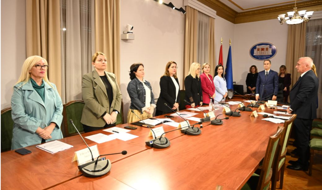 Vdekja e mësuesit në Gramsh, Boçi kërkon një minutë heshtje: Vrasje e ngadaltë dhe tinzare nga sistemi!