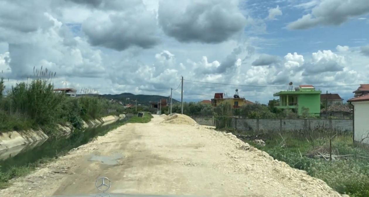 Lushnjë, punimet për ndërtimin e 2 rrugëve u lanë përgjysmë, banorët: Pusetat janë lënë hapur, erë e padurueshme