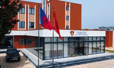 Kanosën babë e bir, arrestohen tre persona në Shkodër. Çfarë u zbulua gjatë kontrolleve