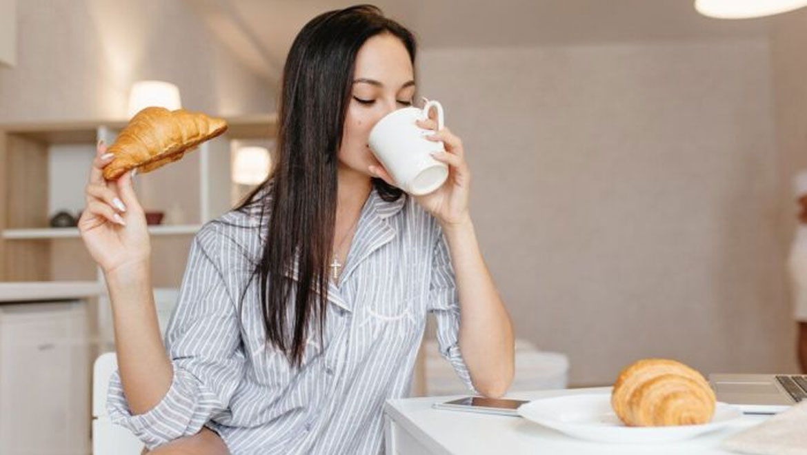 5 gabime në mëngjes që ju bëjnë të keni uri brenda 1 ore